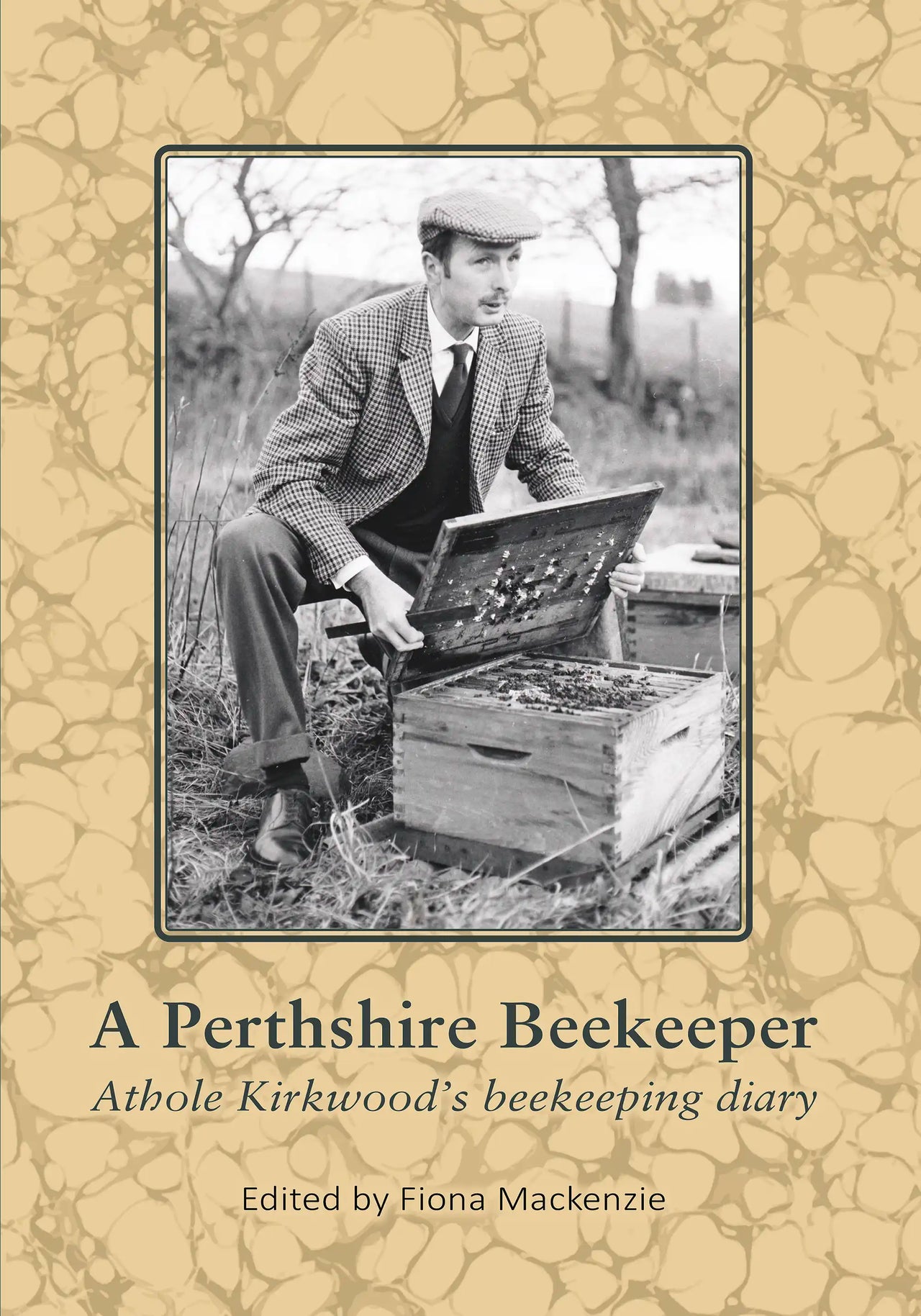 A Perthshire Beekeeper Athole Kirkwood's beekeeping diary by Fiona Mackenzie (ed.)